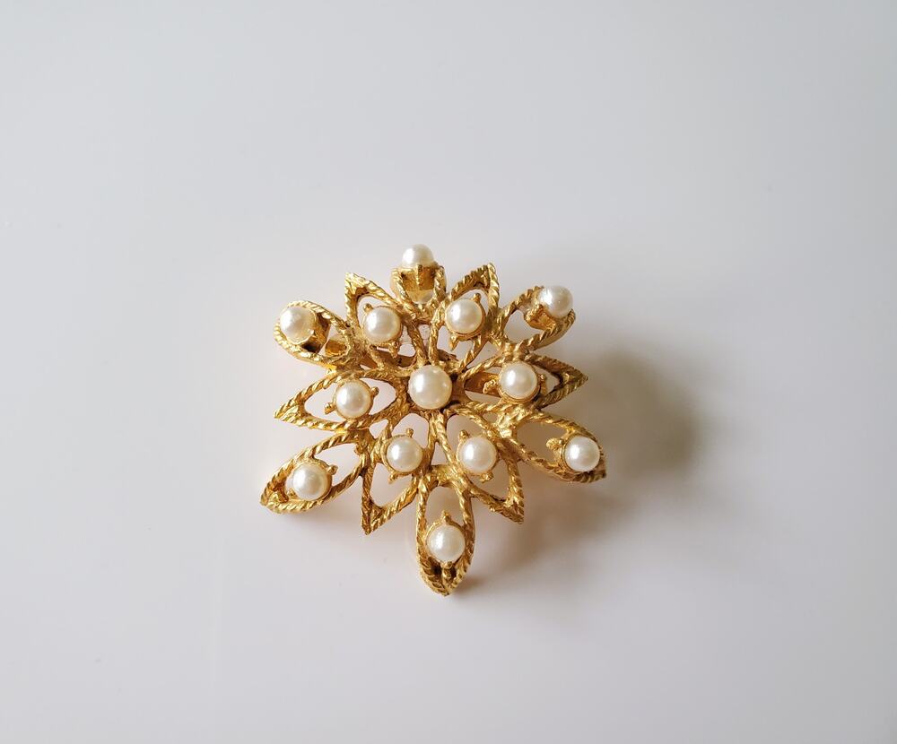 Vintage Gold Tone Faux Pearl Floral Shaped Brooch